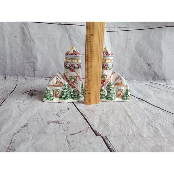Vintage 1996 YH Ceramic Lighthouse Holiday Winter Salt & Pepper Shaker Set - Picture 10 of 10